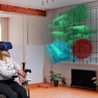 Eine Auszubildende im Rollstuhl sitzend, erprobt die virtuelle Realität.